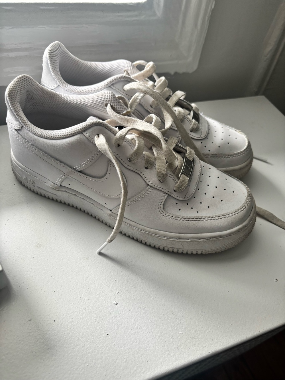 Nike Air White Kids Athletic Sneakers - Classic Casual Lace-Up size 5Y